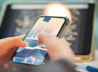 Trader reviewing a clear fund transfer and withdrawal procedure